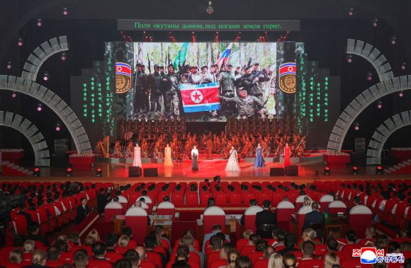 김정은, 러 장관 만나 공연관람 - 김정은 북한 국무위원장이 지난 29일 당 중앙위원회 본부청사에서 올가 류비모바 러시아 문화부 장관을 접견하고 공연을 관람했다고 조선중앙통신이 30일 보도했다. 공연 중 스크린에 러시아 쿠르스크 파병 북한군과 러시아군 모습이 보인다. 2025.6.30 조선중앙통신 연합뉴스
