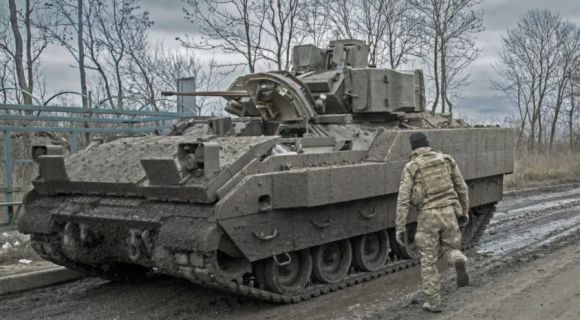 2023년 12월 4일 우크라이나 돈바스 전선에서 미국산 M2 브래들리 장갑차 옆에 서 있는 우크라이나 군인의 모습. 게티이미지/멀티비츠