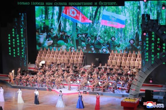김정은 북한 국무위원장이 지난 29일 당 중앙위원회 본부청사에서 올가 류비모바 러시아 문화부 장관을 접견하고 공연을 관람했다고 조선중앙통신이 30일 보도했다. 공연 중 스크린에 러시아 쿠르스크 파병 북한군 모습이 보인다. 2025.6.30 조선중앙통신 연합뉴스