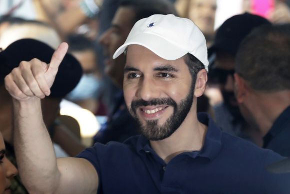 엘살바도르 나이브 부켈레 대통령이 손가락을 들어 자세를 취하고 있다. EPA 자료사진