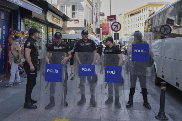 튀르키예 경찰이 29일(현지시간) 이스탄불에서 퀴어 퍼레이드가 열리는 것을 막기 위해 경비를 서고 있다. 2025.6.29 AP 연합뉴스