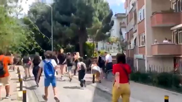 29일(현지시간) 튀르키예 이스탄불에서 퀴어 퍼레이드 금지에 반대하는 성소수자 인권 활동가들이 경찰을 피해 달아나고 있다. 2025.6.29 로이터통신 보도화면 캡처