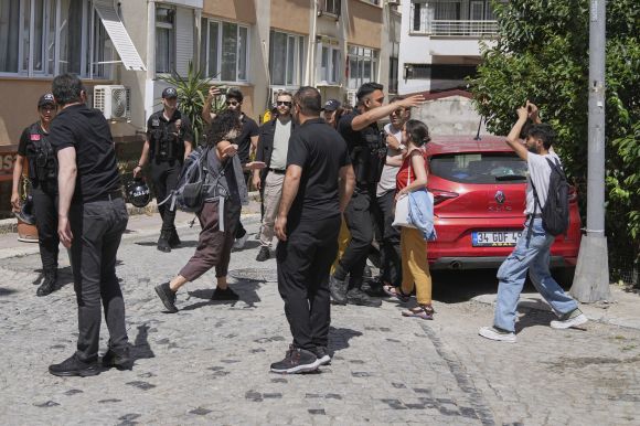 튀르키예 경찰이 29일(현지시간) 이스탄불에서 성소수자 활동가들을 막아서고 있다. 2025.6.29 AP 연합뉴스