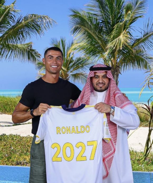 사우디아라비아 리그에서 활약하는 크리스티아누 호날두가 26일(한국시간) 알나스르와의 계약을 2년 연장했다. 호날두 소셜미디어 캡처