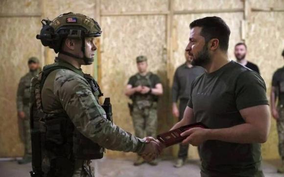 지난해 볼로디미르 젤렌스키 대통령으로부터 훈장을 받는 올레 샤리아예프 소령. 225 SAB Press Office