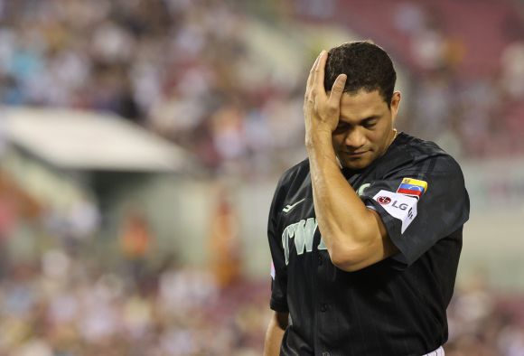 LG 트윈스 요니 치리노스가 18일 서울 잠실야구장에서 열린 2025 KBO리그 정규시즌 NC 다이노스와의 홈 경기에서 아쉬워하고 있다. 연합뉴스