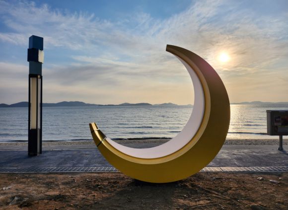 아름다운 낙조를 감상할 수 있고 해수욕과 갯벌 체험이 가능한 동막해변.  강화군 제공