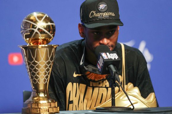 샤이 길저스알렉산더(오클라호마시티 선더)가 23일(한국시간) 미국 오클라호마주 오클라호마시티의 페이컴 센터에서 열린 2024~25 NBA 파이널 7차전 인디애나 페이서스와의 홈 경기에서 103-91로 이긴 뒤 최우수선수(MVP) 트로피를 받은 소감을 밝히고 있다. AFP 연합뉴스