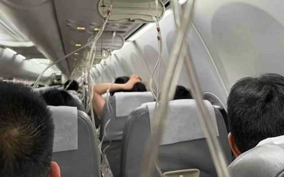 지난달 30일 오후 5시 49분쯤 상하이 푸둥공항에서 이륙한 스프링에어라인 여객기가 고도 1만 1000m에서 유압 시스템 이상으로 7000m 가량을 급강하했다. 사진은 사고 당시 기내 상황을 담은 모습. 엑스 캡처