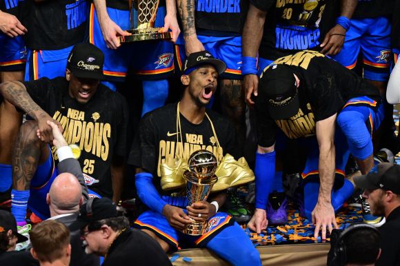 샤이 길저스알렉산더(오클라호마시티 선더)가 23일(한국시간) 미국 오클라호마주 오클라호마시티의 페이컴 센터에서 열린 2024~25 NBA 파이널 7차전 인디애나 페이서스와의 홈 경기에서 103-91로 이긴 뒤 최우수선수(MVP) 트로피를 들고 기뻐하고 있다. EPA 연합뉴스