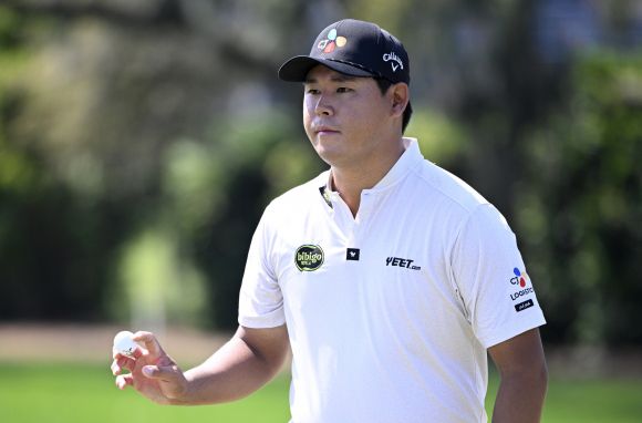 김시우, 아널드 파머 인비테이셔널 최종 공동 19위 - [올랜도=AP/뉴시스] 김시우가 9일(현지 시간) 미 플로리다주 올랜도 베이힐 클럽 & 로지에서 열린 미국프로골프(PGA) 투어 아널드 파머 인비테이셔널 최종 라운드 1번 그린 라운딩을 마치고 갤러리에 화답하고 있다. 김시우는 최종 합계 1언더파 287타 공동 19위로 대회를 마쳤다. 2025.03.10.   <저작권자ⓒ 공감언론 뉴시스통신사. 무단전재-재배포 금지.>