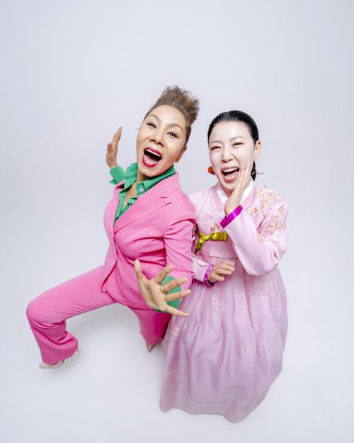 이번 ‘여우락’에서는 가수 최백호와 공명 리더 박승원의 ‘청춘가’, 가수 인순이와 소리꾼 이지숙의 ‘두 사랑 이야기’(사진) 등 대중가요와 국악을 접목하는 등 재즈, 인디밴드, 현대무용 장르를 넘나들면서 민요의 과거와 현재, 미래를 보여 준다. 국립극장 제공