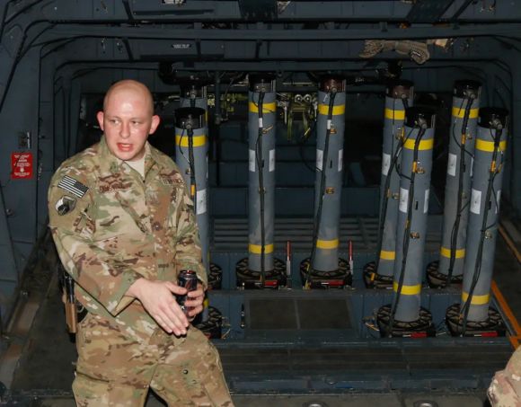 미 공군의 지상 지원용 공격기인 AC-130W의 후방 램프(경사형 문)에 내장된 발사대에 CLT를 장전하는 모습. 출처=미 공군