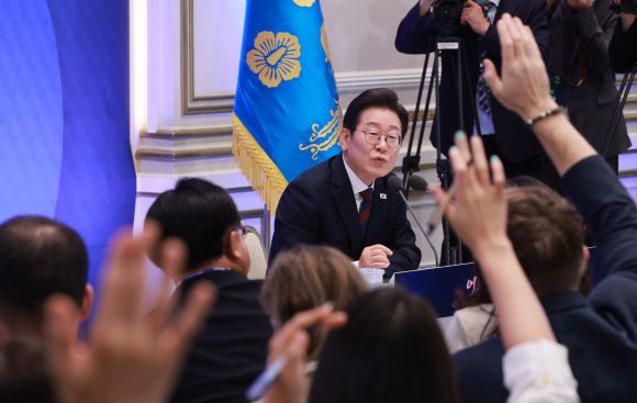 외신 기자 질문받는 이재명 대통령 - 이재명 대통령이 3일 청와대 영빈관에서 열린 ‘대통령의 30일, 언론이 묻고 국민에게 답하다’ 기자회견에서 외신 기자의 질문을 받고 있다. 2025.7.3 대통령실통신사진기자단