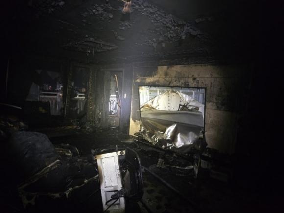 2일 오후 10시 58분쯤 부산 기장군 기장읍 13층짜리 아파트 6층에서 원인을 알 수 없는 불이 나 집 안에 있던 11세, 7세 자매가 숨졌다. 부산소방재난본부 제공