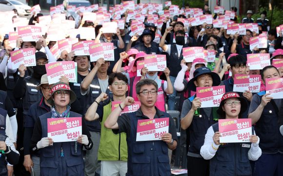 민주노총 조합원들이 3일 최저임금위원회 9차 전원회의가 열리고 있는 정부세종청사 최저임금위원회 앞에서 최저임금 대폭 인상을 촉구하는 결의대회를 열고 있다. 세종 연합뉴스