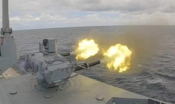 지난 11일(현지시간) 러시아 국방부는 “핵잠수함 카잔과 코르쉬코프 제독함(사진)이 이번 훈련에서 600㎞ 이상 떨어진 모의 적 목표물에 고정밀 무기 발사 및 대공포 사격 훈련을 진행했다”고 설명했다. 사진은 러시아 국방부가 공개한 훈련 모습. 2024. 06. 11