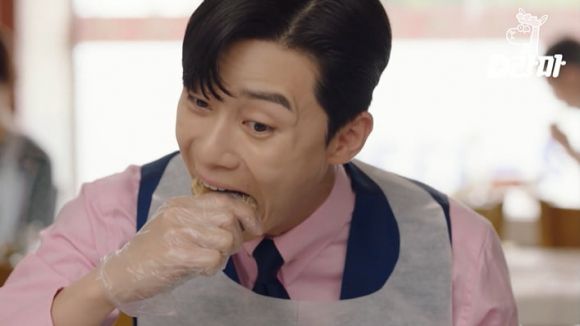 배우 박서준이 간장게장을 먹고 있는 모습. tvN 드라마 ‘김비서가 왜 그럴까?’ 캡처.