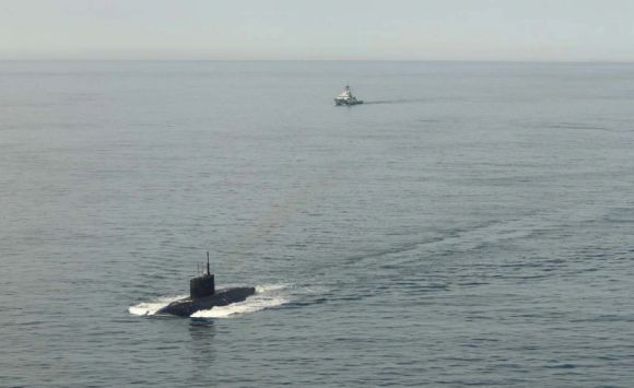 영국해협에 진입하려는 러시아 잠수함(왼쪽 아래)을 감시하는 영국 해군 소속  함정(위). 영국 왕립 해군 웹사이트 제공