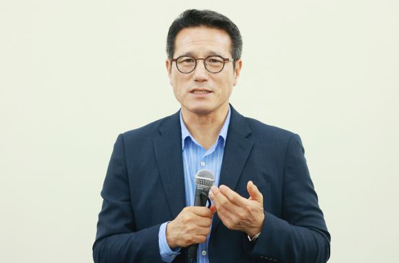 꿈밭펀딩에 대해 소개하는 정병국 위원장 - 꿈밭펀딩에 대해 소개하는 정병국 위원장 연합뉴스