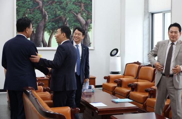 문진석(왼쪽 세 번째) 더불어민주당 원내운영수석부대표, 유상범(첫 번째) 국민의힘 원내운영수석부대표, 김용민(두 번째) 민주당 법사위 간사, 장동혁 국민의힘 법사위 간사가 지난 2일 국회에서 회동하고 있다. 이날 여야는 상법 개정안을 여야 합의로 통과시키기로 전격 합의했다. 뉴시스