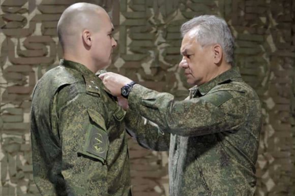 2023년 10월 당시 러시아 국방장관 세르게이 쇼이구(오른쪽)가 구드코프(왼쪽)에게 용기와 군사적 용맹을 치하하는 ‘금성’ 훈장을 직접 수여하는 모습