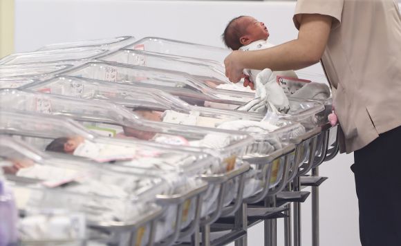 간호사가 신생아들을 돌보는 모습. 뉴스1