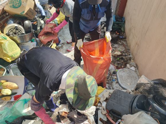 경남 김해시가 클린버스사업 2024년 신규사업으로 저장강박증이 있는 노인가구에 청소, 폐기물 처리 등을 지원하고 있다. 김해시 제공