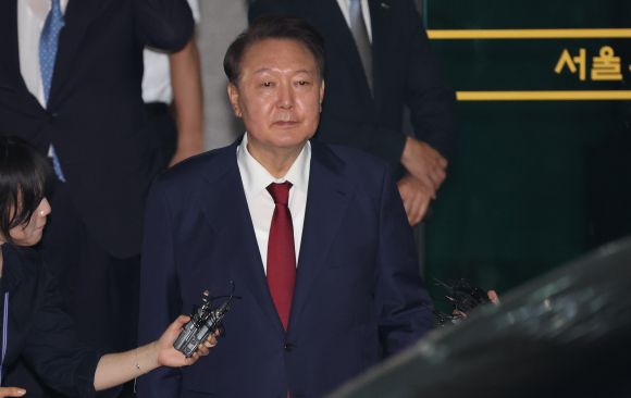 조사 마친 윤 전 대통령 - 피의자 신분으로 내란 특검 조사를 받은 윤석열 전 대통령이 서초구 서울고검 청사를 나서고 있다. 2025.6.29 공동취재