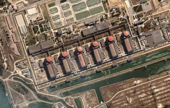위성으로 촬영한 자포리자 원전 모습. 6기의 원자로와 그 앞 연료저장소가 보인다