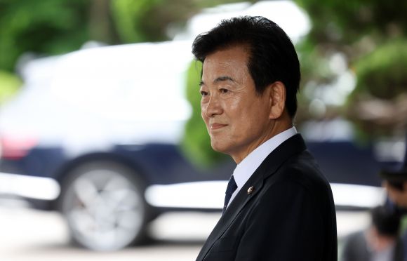 첫 출근길 취재진 만난 정동영 통일부장관 후보자 - 정동영 통일부장관 후보자가 24일 서울 종로구 통일부 남북관계관리단에 마련된 인사청문회 준비 사무실로 출근하며 취재진과 만나 질의응답을 하고 있다. 2025.06.24. 연합뉴스