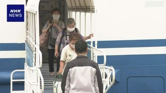 4일 도카라 열도의 섬인 아쿠세키지마(惡石島) 주민들이 가고시마시로 피신하는 모습. NHK 보도화면 캡처