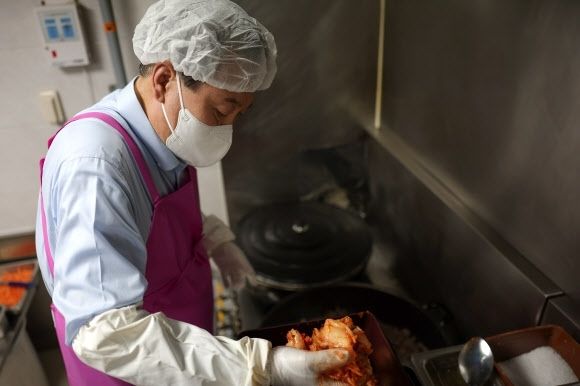 윤석열 대통령이 추석 연휴 첫날인 9일 서울 중구 명동성당 내 무료급식소인 명동밥집에서 김치찌개를 만들기 위해 재료를 손질하고 있다. 2022.9.9 공동취재