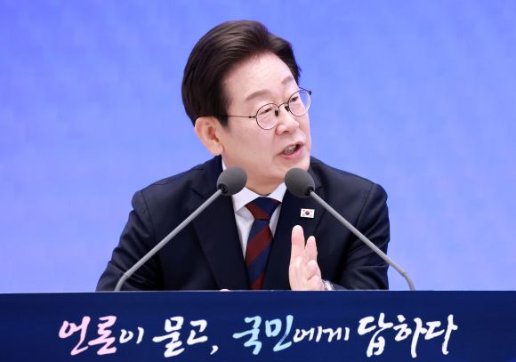 이재명 대통령이 3일 청와대 영빈관에서 열린 ‘대통령의 30일, 언론이 묻고 국민에게 답하다’ 기자회견에서 취재진의 질문에 답하고 있다. 연합뉴스