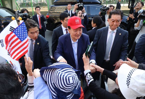 한남동 관저 나서며 인사하는 윤 전 대통령 - 윤석열 전 대통령이 11일 서울 용산구 한남동 관저에서 나와 서초동 사저로 향하기 전 지지자들과 인사하고 있다. 2025.4.11 공동취재