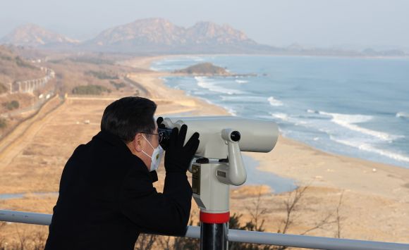 정치-정당-더불어민주당-이재명 대선후보-고성 통일전망대 방문 - 더불어민주당 이재명 대선후보가 16일 강원도 고성군 통일전망대를 방문, 망원경으로 북녘땅을 바라보고 있다. 2022.1.16 연합뉴스