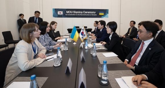 우크라와 재건 사업 협력 MOU 체결 - 원희룡(오른쪽 가운데) 국토교통부 장관이 23일(현지시간) 폴란드 바르샤바에서 올렉산드르 아자르키나 우크라이나 공동체·영토·인프라개발부 차관과 우크라이나 재건 사업 협력에 대해 면담하고 있다. 양국은 이날 우크라이나 재건 사업 협력에 대한 업무협약(MOU)을 체결했다. 국토교통부 제공