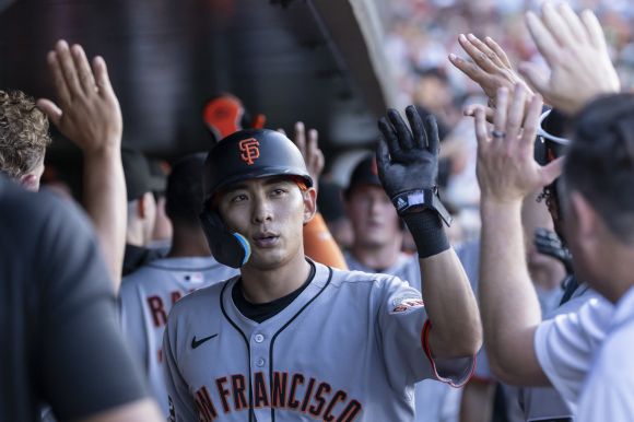 샌프란시스코 자이언츠 이정후가 6일(한국시간) 미국 캘리포니아주 새크라멘토의 서터헬스파크에서 열린 2025 미국 메이저리그(MLB) 정규시즌 애슬레틱스와의 원정 경기에서 득점한 뒤 동료들과 하이파이브하고 있다. AP 연합뉴스