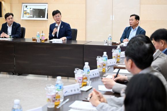 지난 1일 안산시-고려대-KT AX 정책 협의체 운영을 위한 업무협약식에서 이민근 안산시장(왼쪽 두 번째)이 발언하고 있다. (안산시 제공)