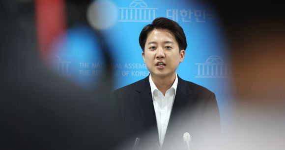 취재진 질문에 답변하는 이준석 후보 - 개혁신당 이준석 대선 후보가 30일 서울 여의도 국회 소통관에서 열린 기자회견에서 더불어민주당 등이 발의한 본인의 징계안과 관련한 입장을 밝힌 뒤 나와 취재진의 질문에 답변하고 있다. 민주당과 조국혁신당, 진보당, 기본소득당, 사회민주당 소속 의원 21명은 대선 후보 간 마지막 TV 토론에서 여성 신체와 관련한 노골적이고 폭력적인 표현을 인용해 사용한 이준석 후보에 대한 징계안을 국회 윤리위원회에 제출한 상태다. 2025.5.30 연합뉴스