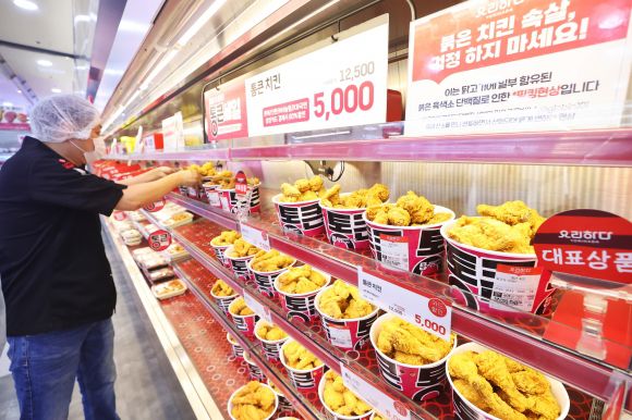 서울 중구 롯데마트 제타플렉스 서울역점에서 통큰치킨 진열하는 직원의 모습. 연합뉴스