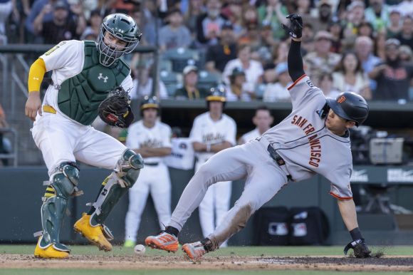 샌프란시스코 자이언츠 이정후가 6일(한국시간) 미국 캘리포니아주 새크라멘토의 서터헬스파크에서 열린 2025 미국 메이저리그(MLB) 정규시즌 애슬레틱스와의 원정 경기에서 득점하고 있다. AP 연합뉴스