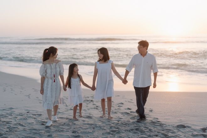 이권철씨의 가족이 남아프리카공화국 케이프타운 해변에서 함께한 사진. 4년 6개월의 주재원 생활에서 힘든 일도 많고 특히 큰딸(오른쪽 두 번째)을 잃을 뻔한 아찔한 일도 있었지만 결국은 가족 모두가 웃으면서 추억할 수 있는 행복한 장소가 됐다고 한다. 이권철씨 제공