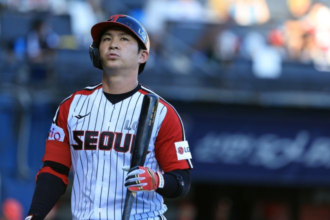 LG 트윈스 오지환이 지난달 29일 서울 잠실야구장에서 열린 2025 KBO 리그 정규시즌 KIA 타이거즈와의 홈 경기에서 한숨을 쉬고 있다. 뉴스1