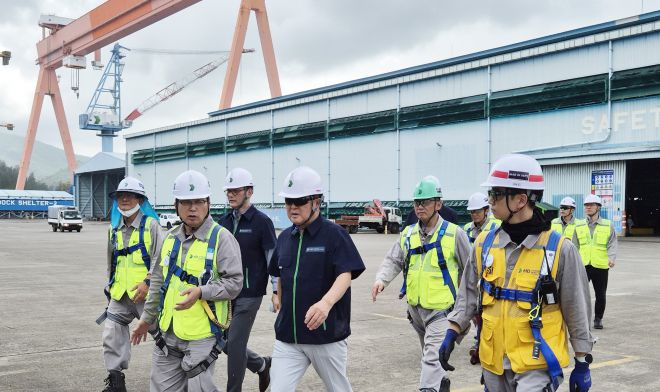 권오갑(가운데) HD현대 회장이 7일(현지시간) 직원들과 함께 필리핀 수빅 조선소 현장을 둘러보고 있다. HD현대 제공