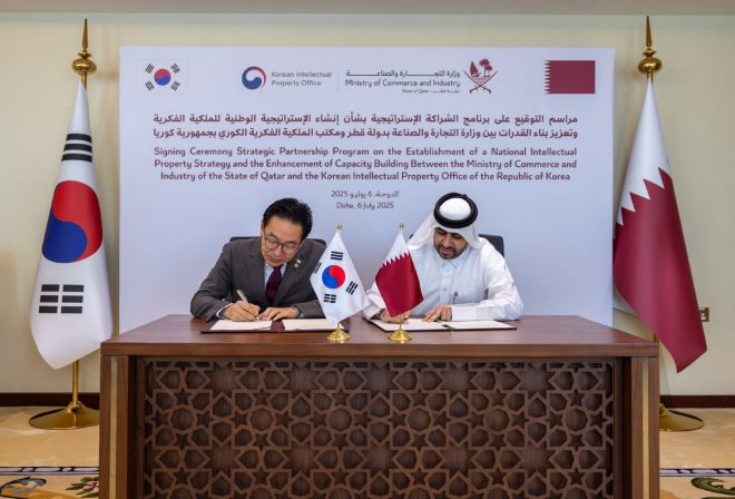 김완기(사진 왼쪽) 특허청장이 지난 6일 카타르 루사일에서 모하메드 빈 하산 알 마키 카타르 통상산업부 차관과 ‘국가 지식재산전략 수립 및 역량 강화에 관한 전략적 파트너십 프로그램’에 서명하고 있다. 특허청 제공