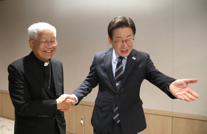 이재명 대통령이 7일 서울 용산 대통령실 청사에서 방한 중인 교황청 성직자부 장관 유흥식 추기경을 만나 인사 뒤 자리로 안내하고 있다. 2025.7.7. 연합뉴스