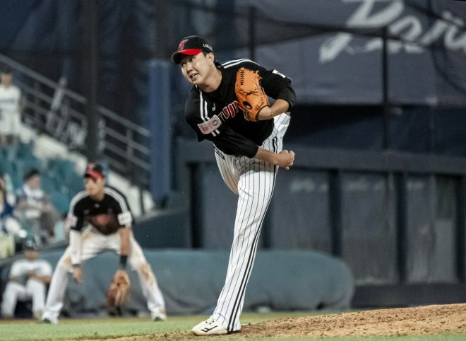 LG 트윈스 유영찬이 6일 대구 삼성라이온즈파크에서 열린 2025 KBO리그 정규시즌 삼성 라이온즈와의 원정 경기에서 공을 던지고 있다. LG 트윈스 제공