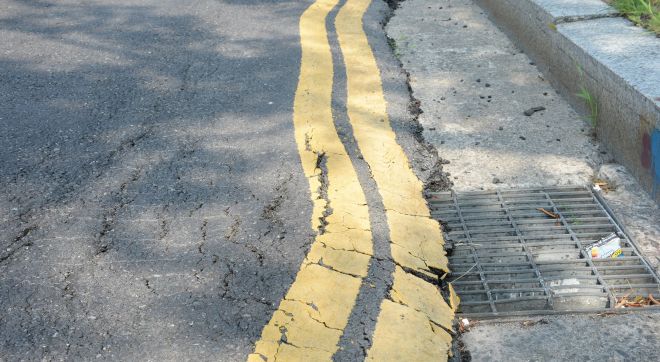 울산전역에 폭염경보가 내려진 7일 오전 울산 중구 한 주유소 앞 도로가 폭염에 갈라져 있다 2025.07.07 뉴시스