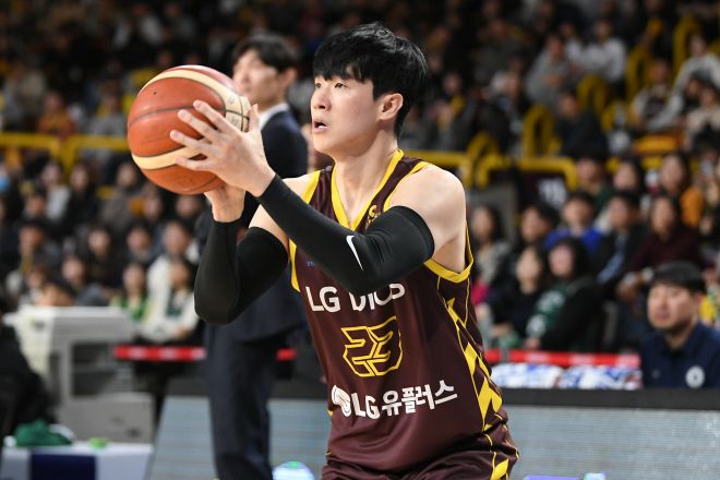 창원 LG 전성현이 지난해 12월 29일 창원체육관에서 열린 2024~25 프로농구 정규시즌 원주 DB와의 홈 경기에서 슛하고 있다. KBL 제공
